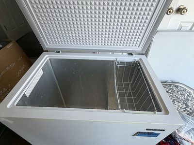Thomson Garage Ready White Chest Freezer with Wire Storage Basket
