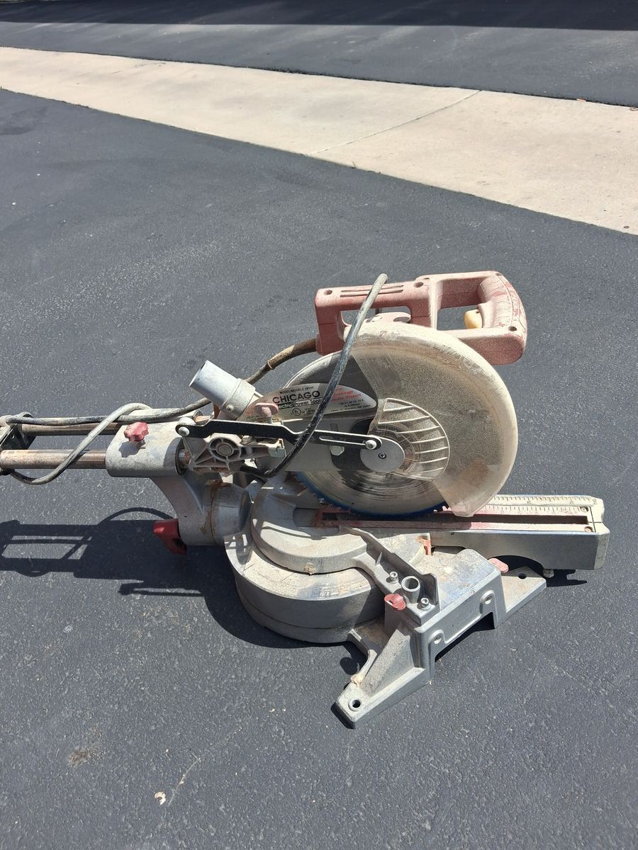 Compound miter saw