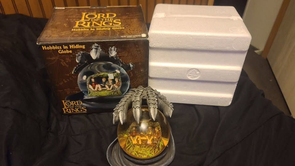 NECA The Lord of the Rings Hobbits in Hiding Globe In Box 2004