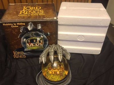 NECA The Lord of the Rings Hobbits in Hiding Globe In Box 2004