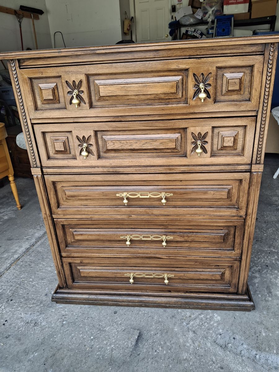 hardwood 5 drawers dresser/bebe