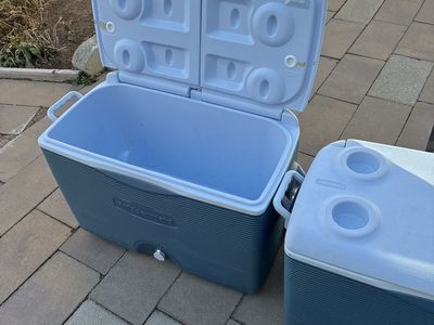 Rubbermaid Blue/White 50 Qt. Wheeled Cooler w/ Drain & Cup Holders