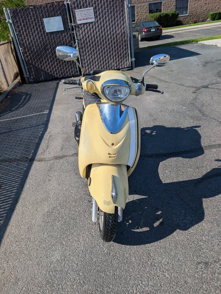 Vintage Style Yellow Motor 150cc Scooter