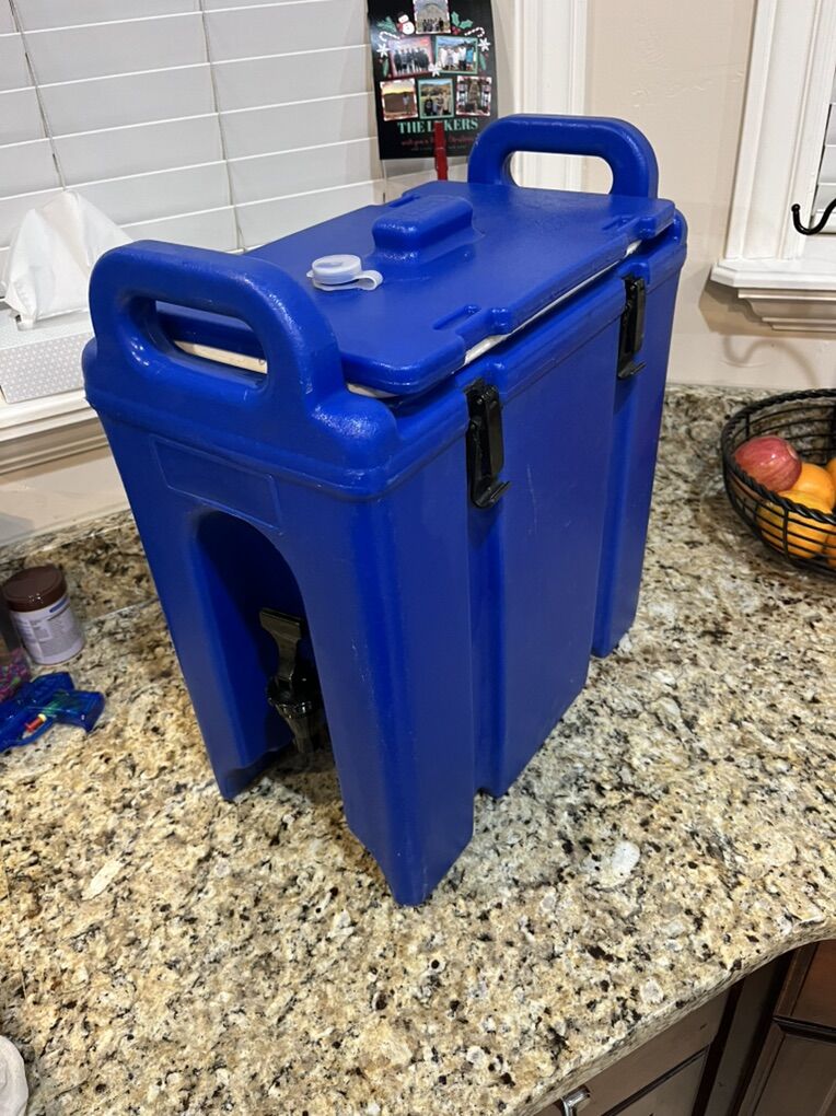Cambro 2 1/2 Gallon Beverage Dispenser