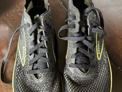 Brooks Wire V7 Unisex Track Spikes Running Shoes Black/Yellow Size 6.5 women’s, size 5 men’s