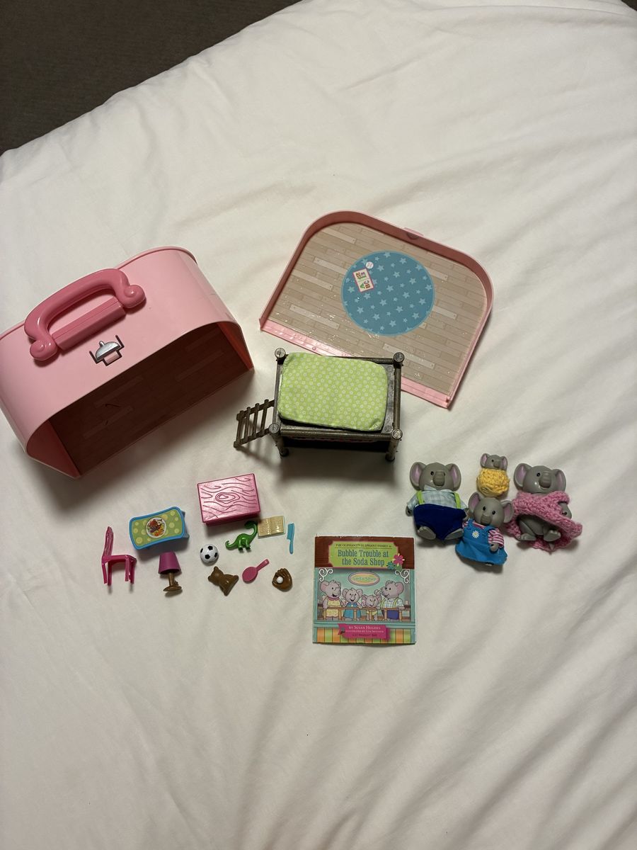 Li'l Woodzeez The Oliphant Elephant Family Playset with Carry Case