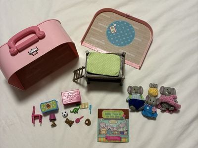 Li'l Woodzeez The Oliphant Elephant Family Playset with Carry Case