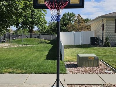 Adjustable basketball hoop