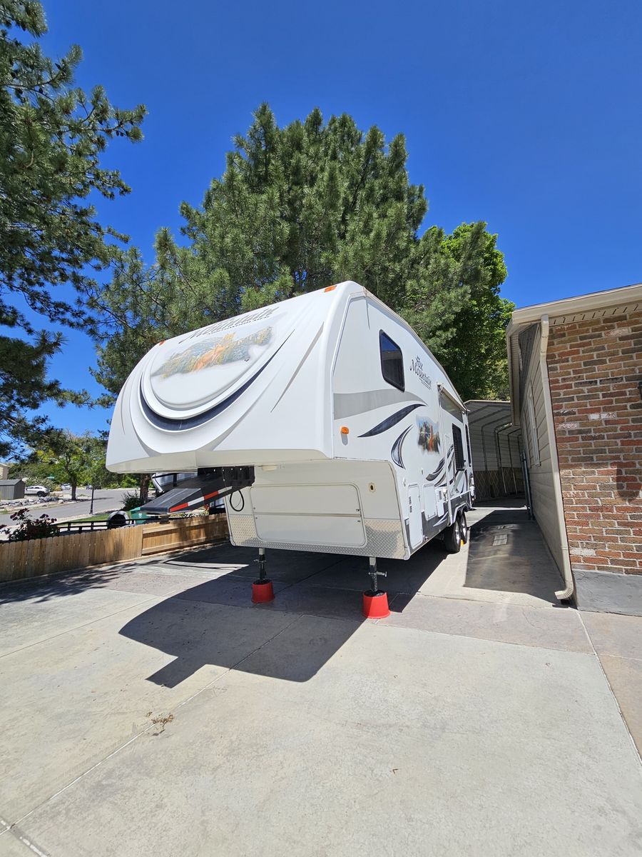 Fox Mountain 235RLS 5th Wheel – One Owner, No Smoke, No Pets, Stored Under Shelter