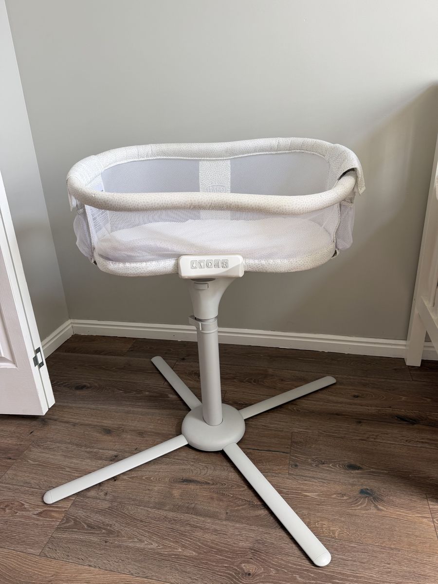 HALO Bassinest Swivel Sleeper Essentia Series Portable Bassinet - Good Condition