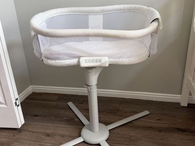 HALO Bassinest Swivel Sleeper Essentia Series Portable Bassinet - Good Condition