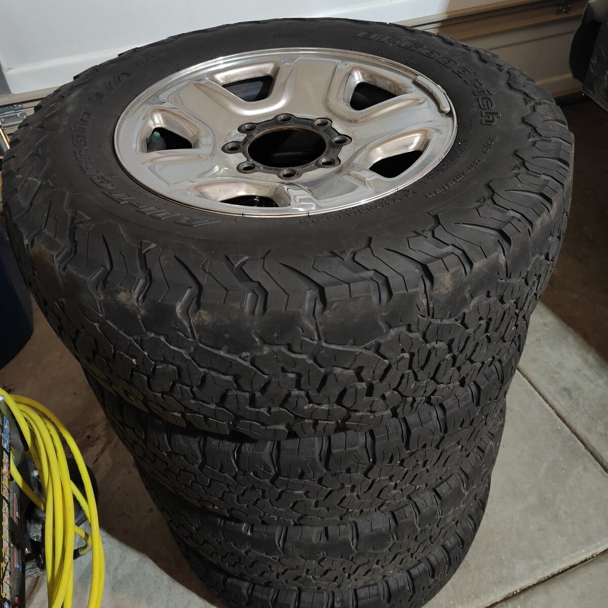 Dodge / Ram 2500 / 3500 18" wheels w/ lug covers