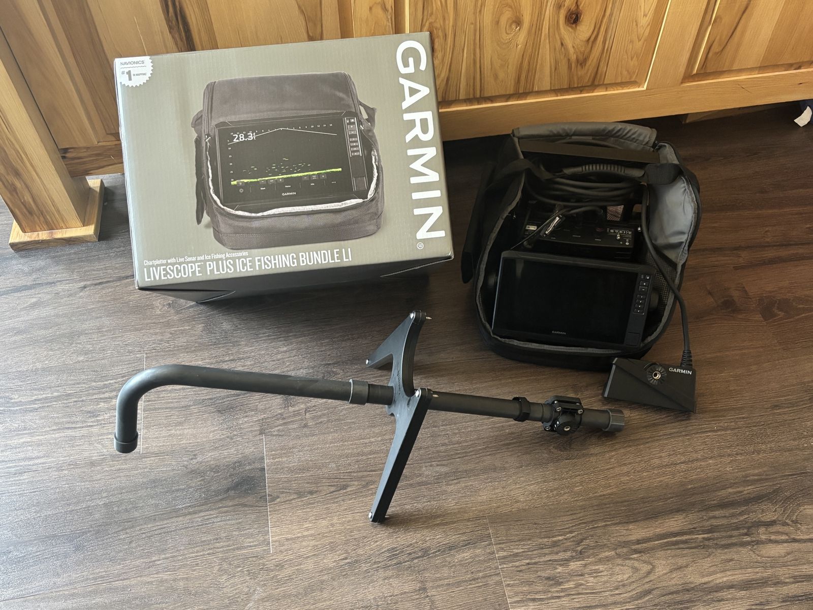 Garmin LiveScope Plus Lithium Ice Fishing Bundle