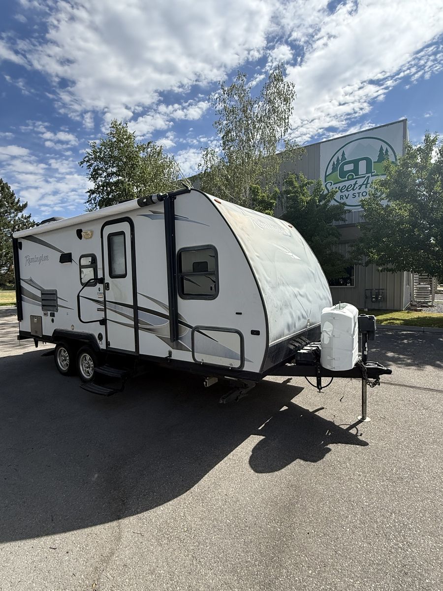 2014 Winnebago Ind. Remington 2100DS Couples Coach Travel Trailer