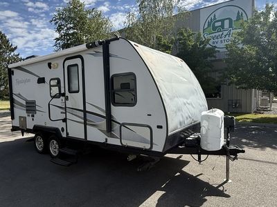 2014 Winnebago Ind. Remington 2100DS Couples Coach Travel Trailer