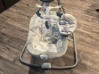 Graco Automatic Baby Swing with Vibration and Hanging Toys