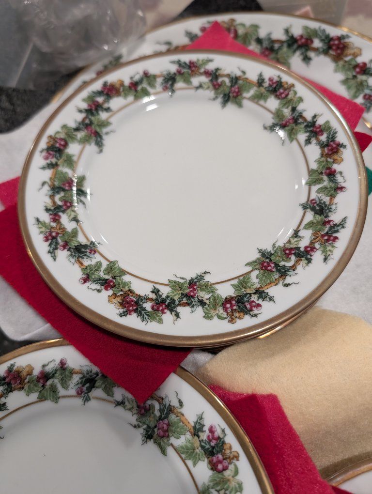 27 piece The Holly and the Ivy dinner set by Royal Gallery