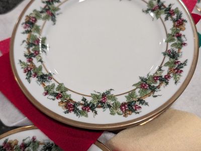 27 piece The Holly and the Ivy dinner set by Royal Gallery