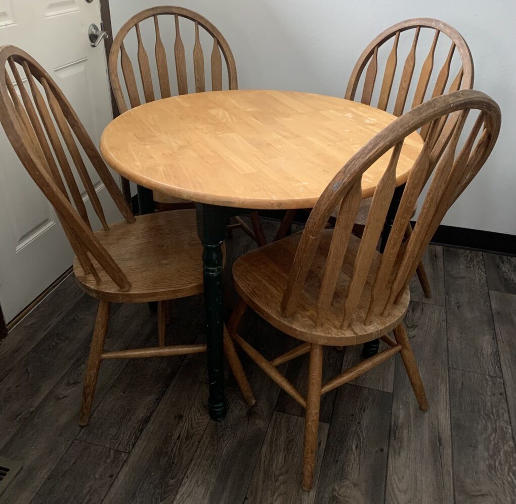 SOLID WOOD DINING SET W/ 4 MATCHING CHAIRS