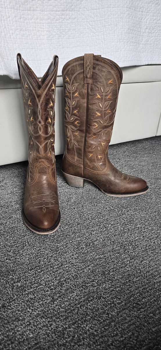 Brand New Desert Holly Ariat Boots