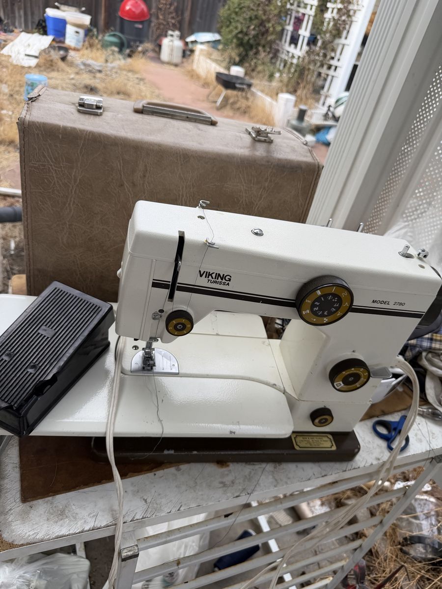 Vintage Viking Turissa Model 2780 Sewing Machine with Foot Pedal & Hard Case