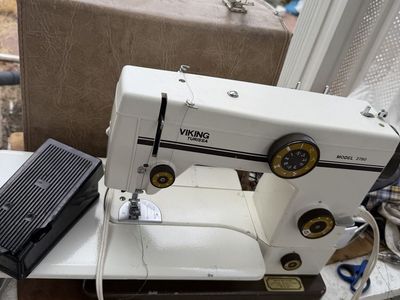 Vintage Viking Turissa Model 2780 Sewing Machine with Foot Pedal & Hard Case