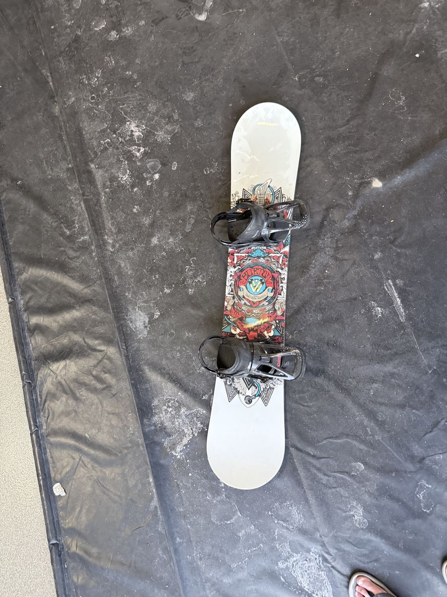 Burton Snowboard - 154CM The White Collection