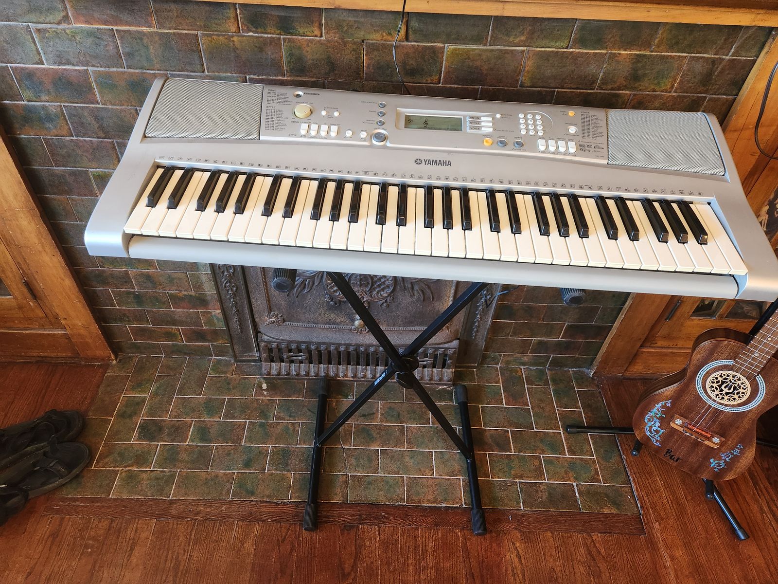 Yamaha YPT-300 Portable Electronic Keyboard Synthesizer with Stand - Excellent Sound