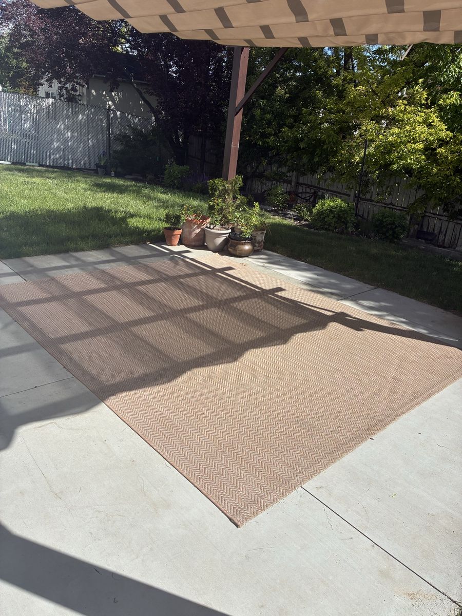 Outdoor patio rug