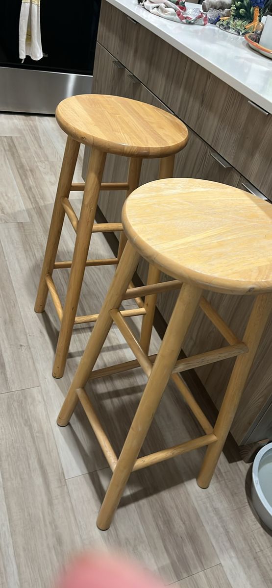 2 bar stools