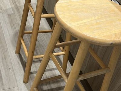 2 bar stools