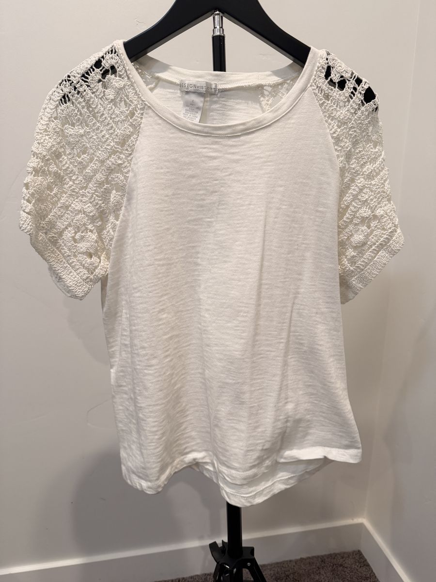 Design History White Cotton Short Sleeve Tee with Crochet Lace Sleeves Size L