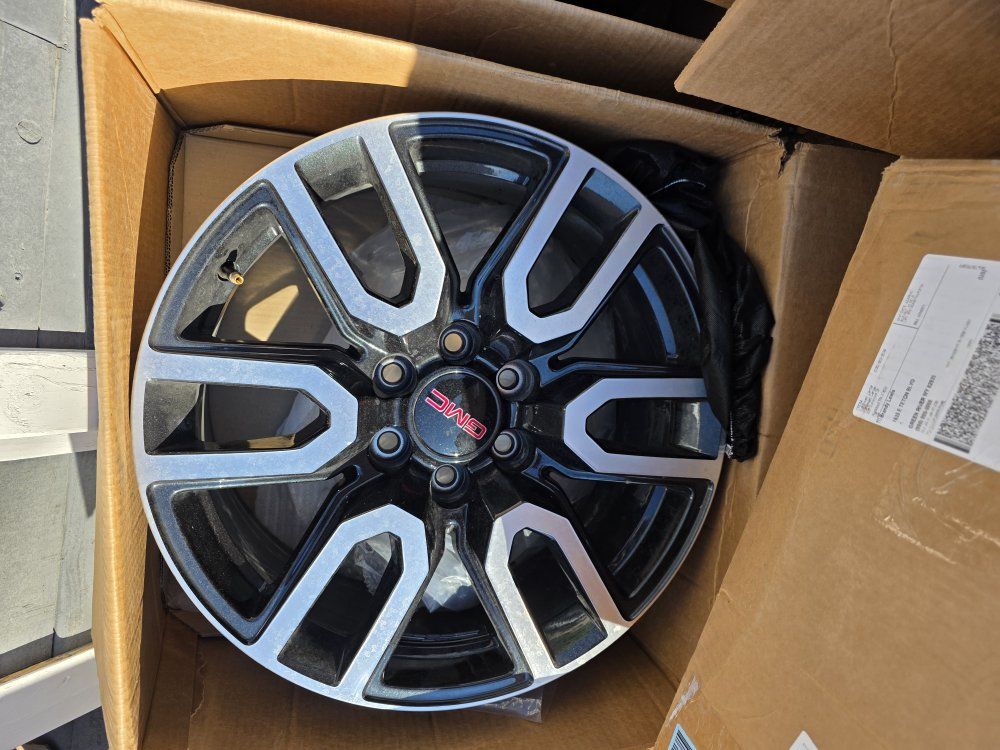 Stock Yukon AT4 20" wheels.