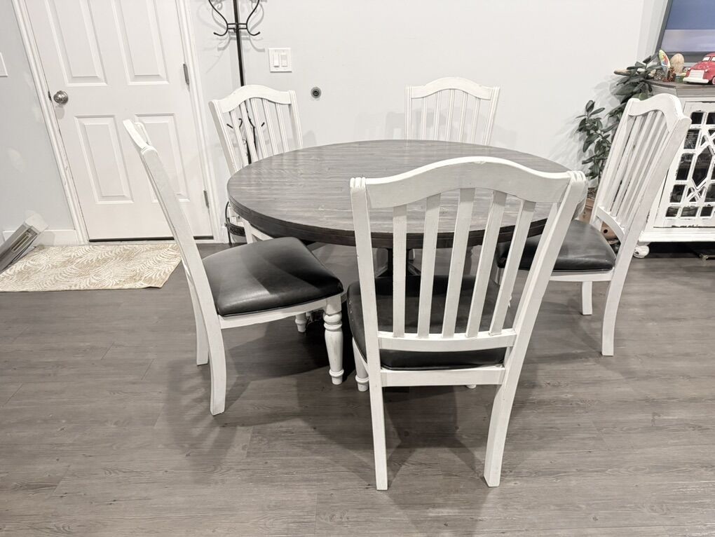 Round Table and 5 Chairs