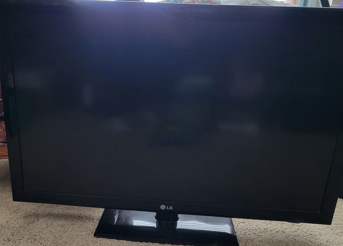 LG 47LD450 47 inch 1080p LCD HDTV with Stand