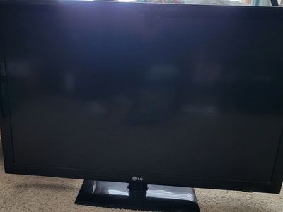 LG 47LD450 47 inch 1080p LCD HDTV with Stand