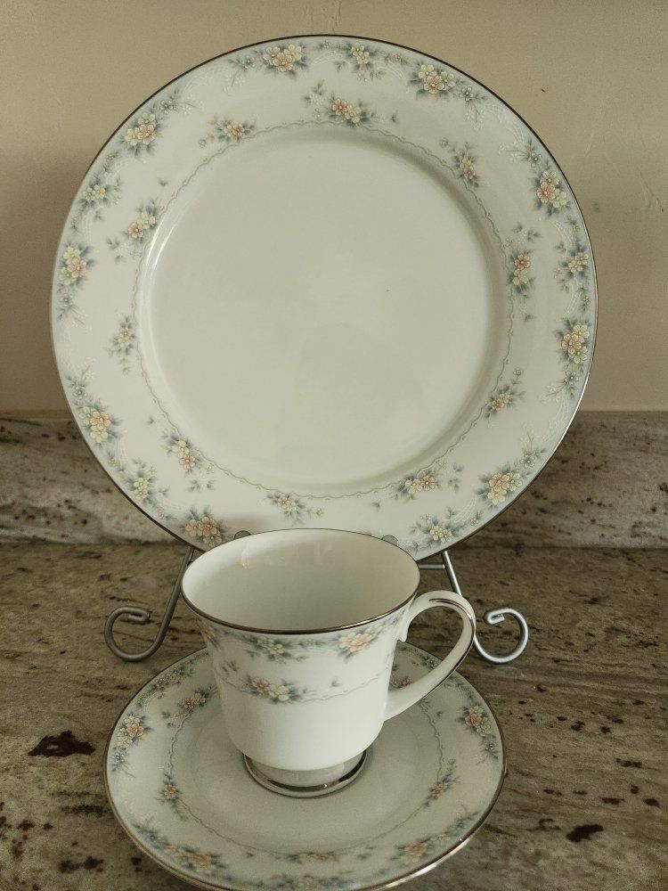 Noritake "Fairfax" 12 pc setting china set.  91 total pcs.
