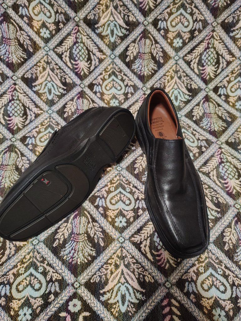 Like-new slip on dress shoes. Size 10.5