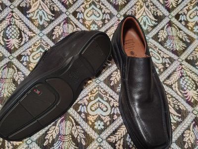 Like-new slip on dress shoes. Size 10.5