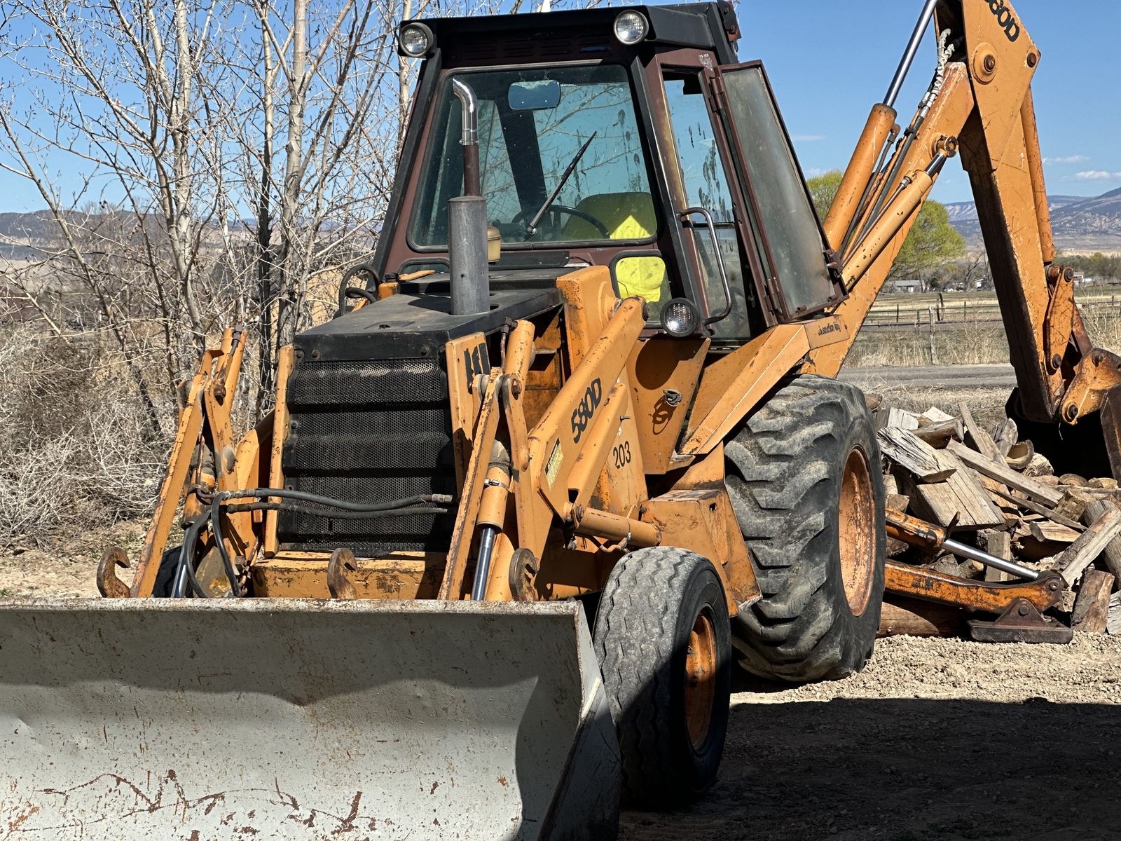 Case 580D-Enclosed Cab/Heater