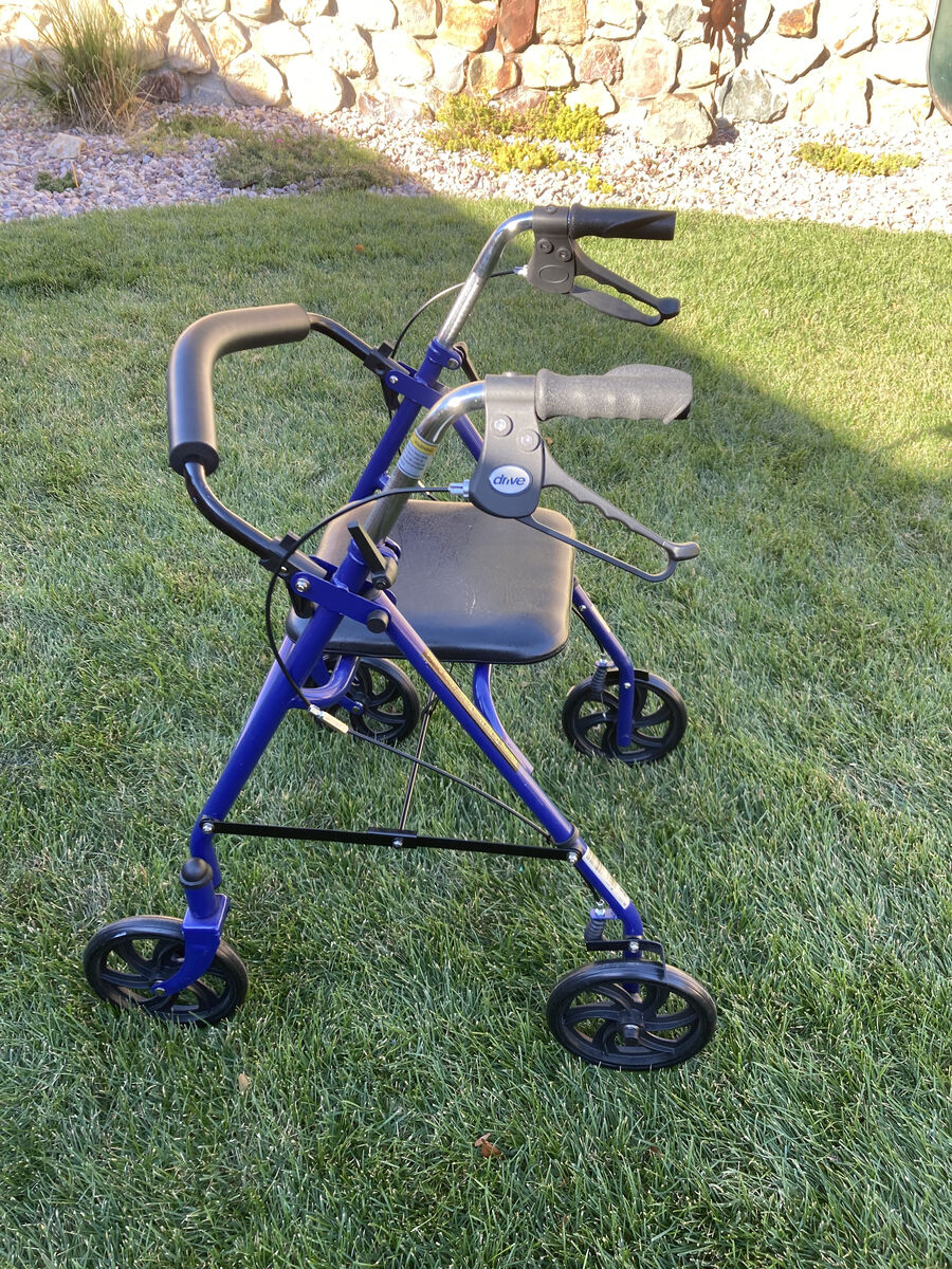 Drive 4 Wheeled Walker (Rollator Walker) with Brakes and Seat