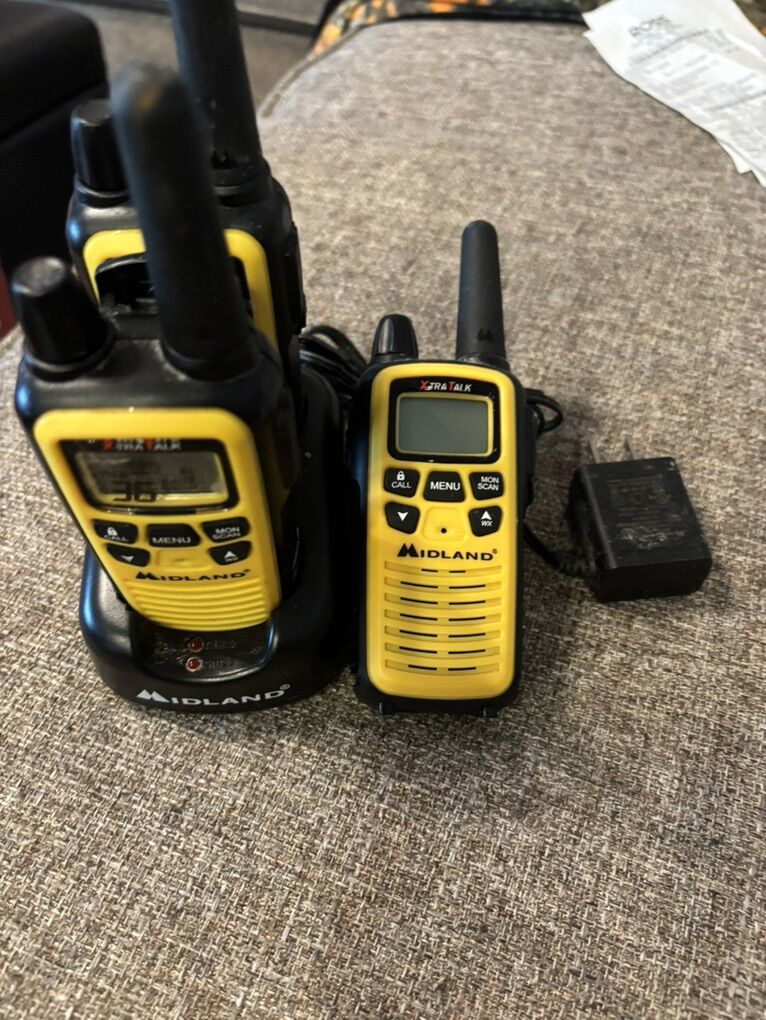 Nice Set Of 3 Midland Walkie Talkies W/charger