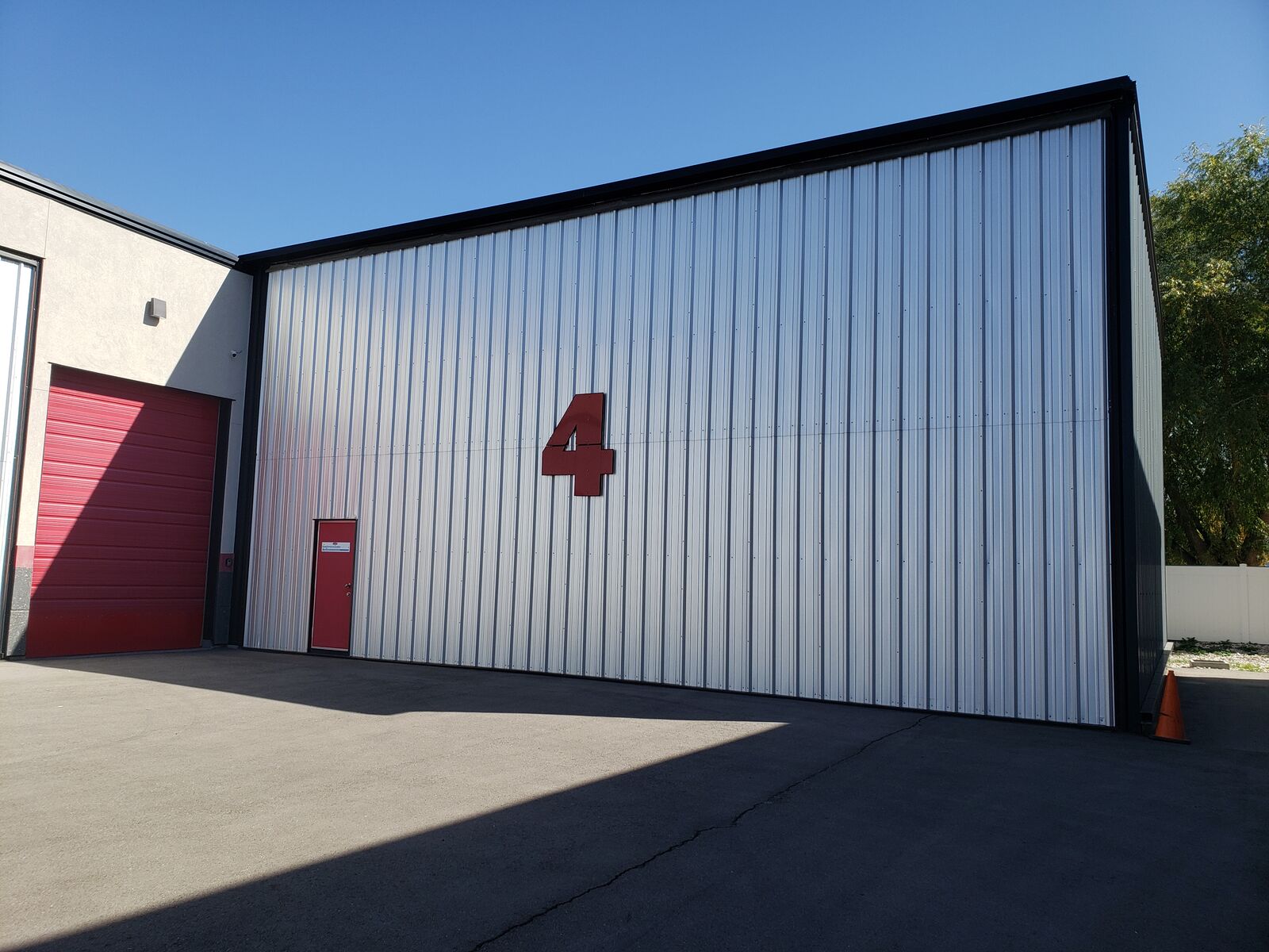 Hanger/warehouse for lease