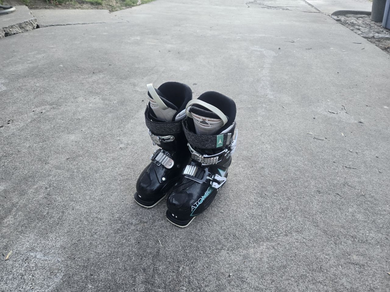Girls Atomic 5-5.5 Ski Boots 279mm Mondo 23-23.5