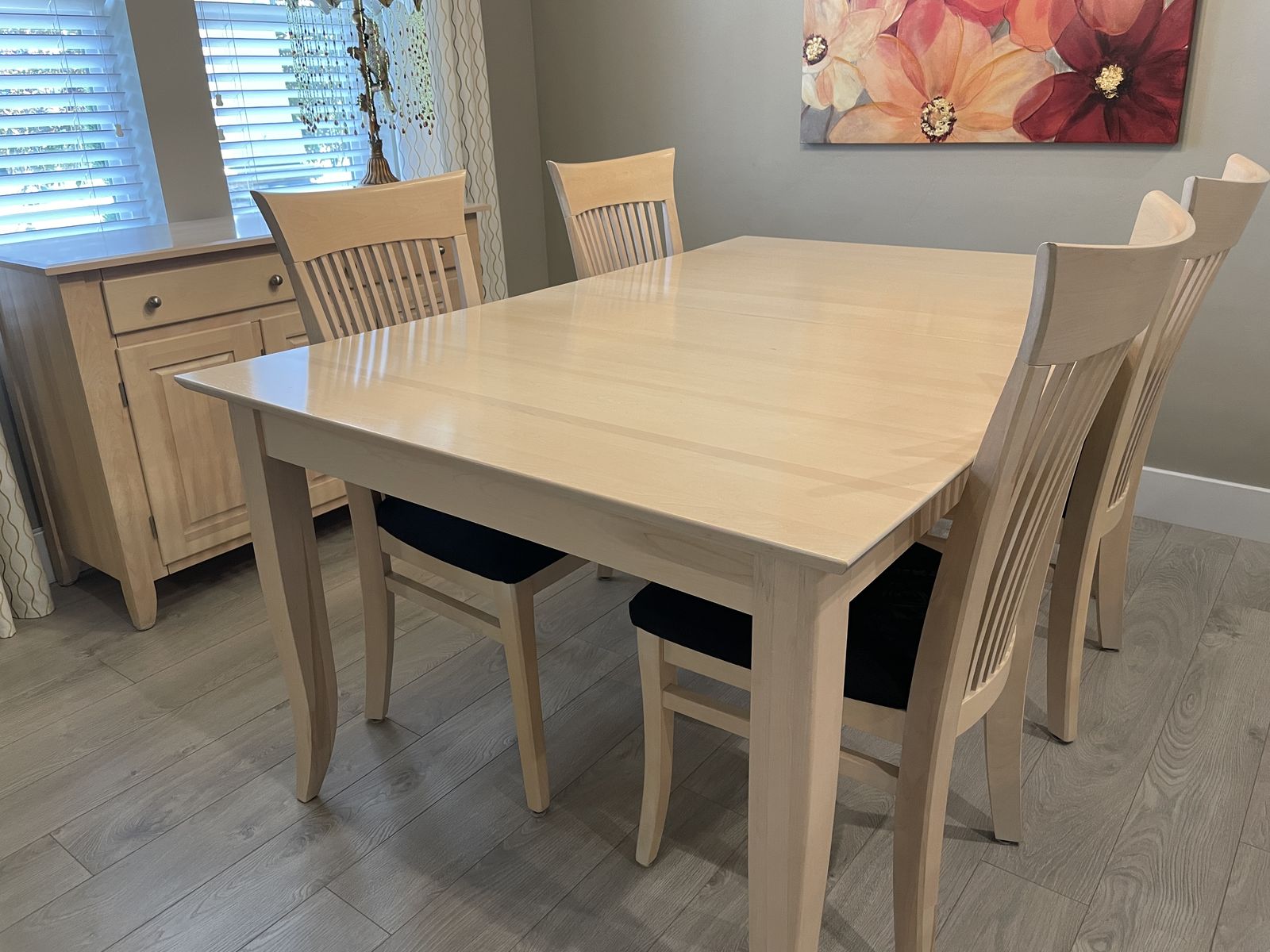 Thomasville Solid Birch Dining Set – Excellent Condition – Includes Extension Leaf, 6 Chairs (2 Armchairs), and Matching Buffet