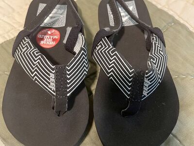 Reef Boys Maze Flip Flops size 9/10 new