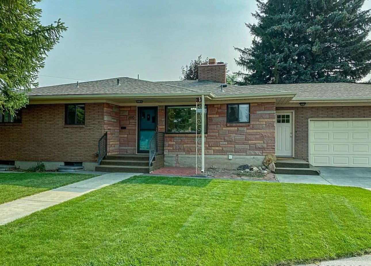 2 bedroom basement apartment for rent. Beautiful. Cozy. 1450 sq ft.