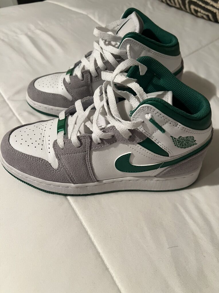 Air Jordan Mid Women or Youth