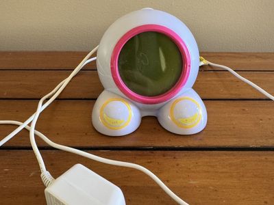 Onaroo Teach Me Time! Talking alarm clock. Kids' Interactive Alarm Clock, White/Pink/Yellow, Digital & Analog Display