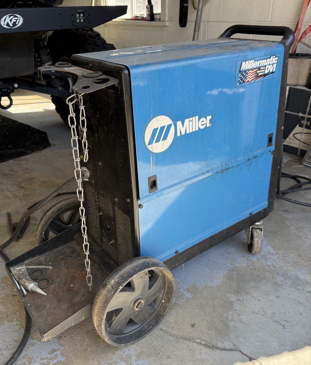 Miller Millermatic DVI MIG Welder 115/230V Flux Core Semi-Auto MPN 907252.